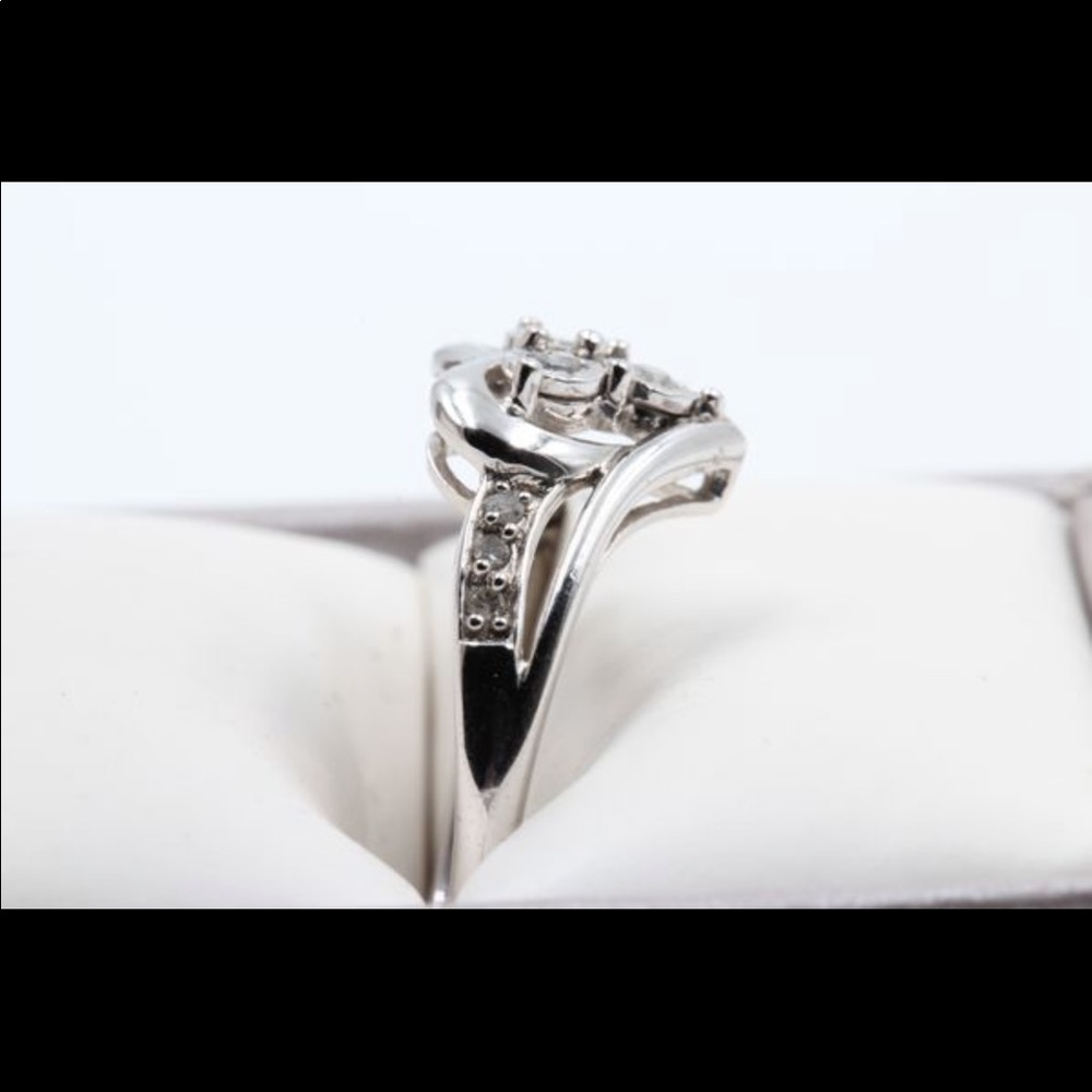 1/6 Carat Diamond Heart 10K White Gold Ring Size 7 - Picture 4 of 5